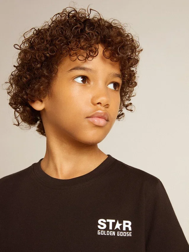 Camiseta negra con logotipo blanco en contraste en el frente y una estrella grande en la espalda