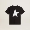 Camiseta negra con logotipo blanco en contraste en el frente y una estrella grande en la espalda