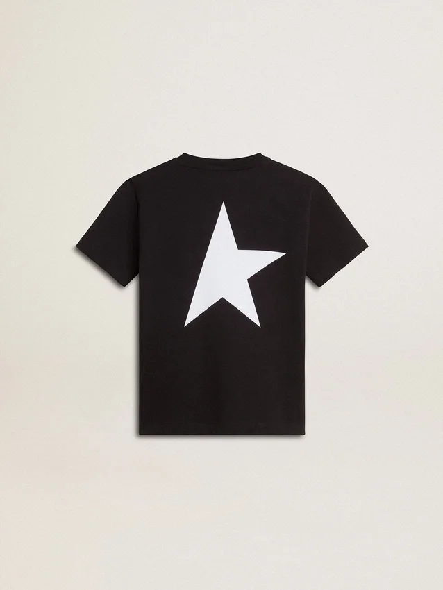 Camiseta negra con logotipo blanco en contraste en el frente y una estrella grande en la espalda