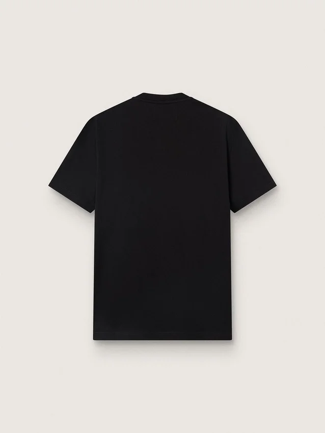 Camiseta negra de la Star Collection con una estrella tono sobre tono en el frente