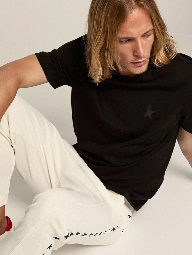 Camiseta negra de la Star Collection con una estrella tono sobre tono en el frente