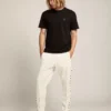 Camiseta negra de la Star Collection con una estrella tono sobre tono en el frente