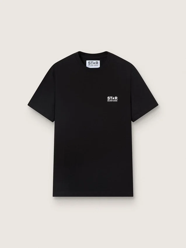Camiseta negra para hombre con logotipo y estrella blancos en contraste