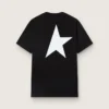 Camiseta negra para hombre con logotipo y estrella blancos en contraste
