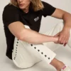 Camiseta negra para hombre con logotipo y estrella blancos en contraste