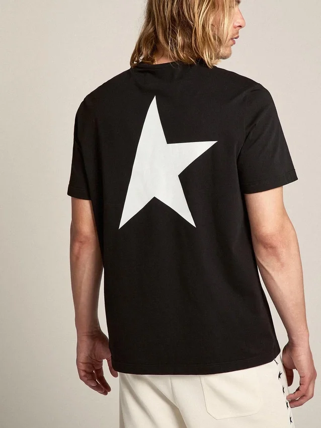 Camiseta negra para hombre con logotipo y estrella blancos en contraste