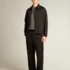 Camiseta para hombre en gris antracita con acabado desgastado