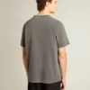 Camiseta para hombre en gris antracita con acabado desgastado