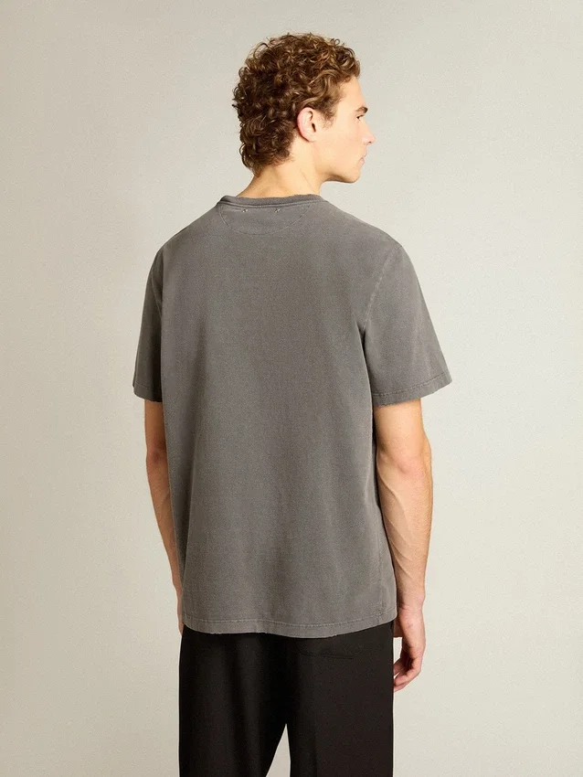Camiseta para hombre en gris antracita con acabado desgastado