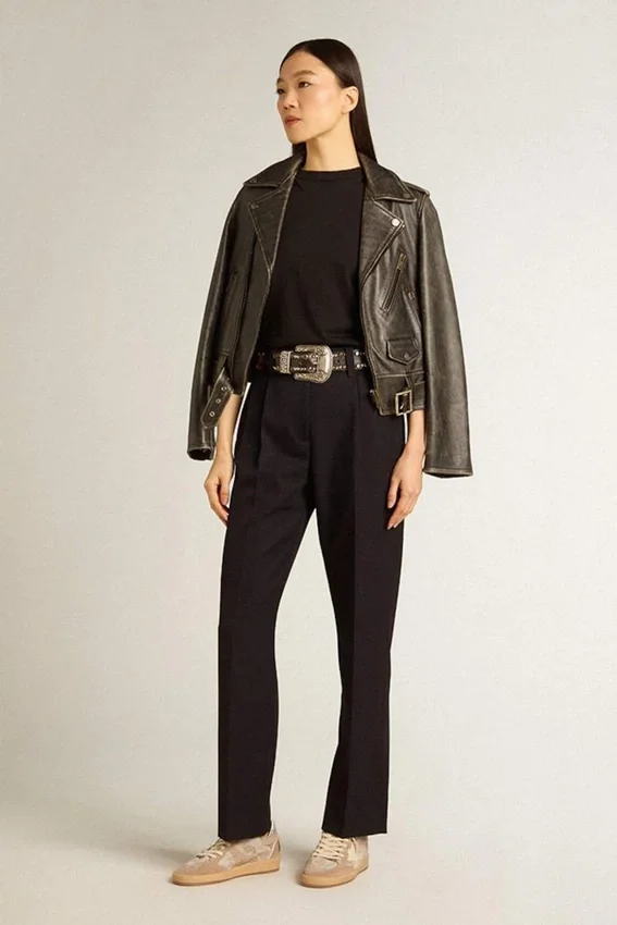 Camiseta para mujer de corte regular con efecto desgastado en negro