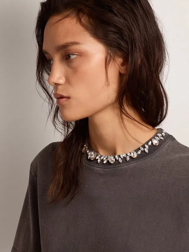 Camiseta para mujer en gris antracita con cristales
