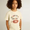 Camiseta para niños en blanco desgastado con letras multicolores