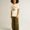 Camiseta para niños en blanco desgastado con letras multicolores