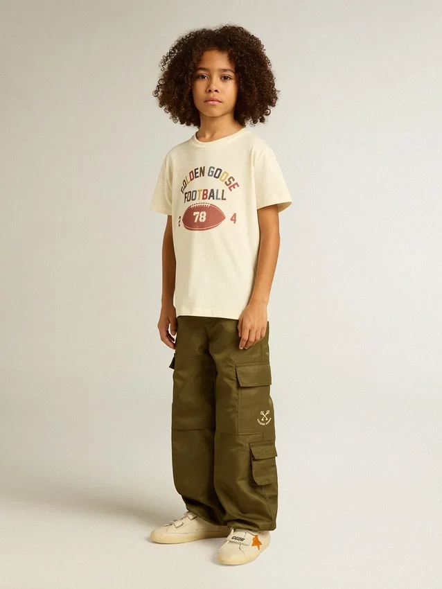Camiseta para niños en blanco desgastado con letras multicolores