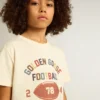 Camiseta para niños en blanco desgastado con letras multicolores
