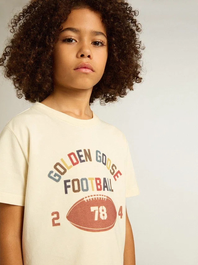 Camiseta para niños en blanco desgastado con letras multicolores