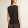 Camiseta sin mangas en negro desgastado con bordado degradado tono sobre tono