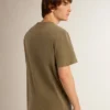 Camiseta verde oliva para hombre con letras doradas