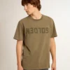 Camiseta verde oliva para hombre con letras doradas