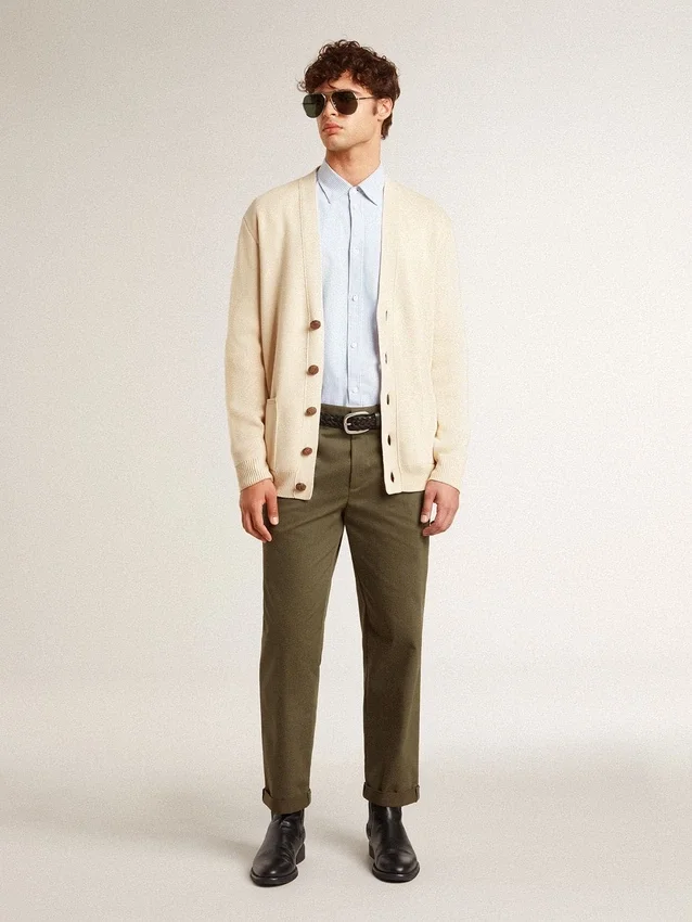 Cardigan beige para hombre con la inscripción «Golden» en la espalda