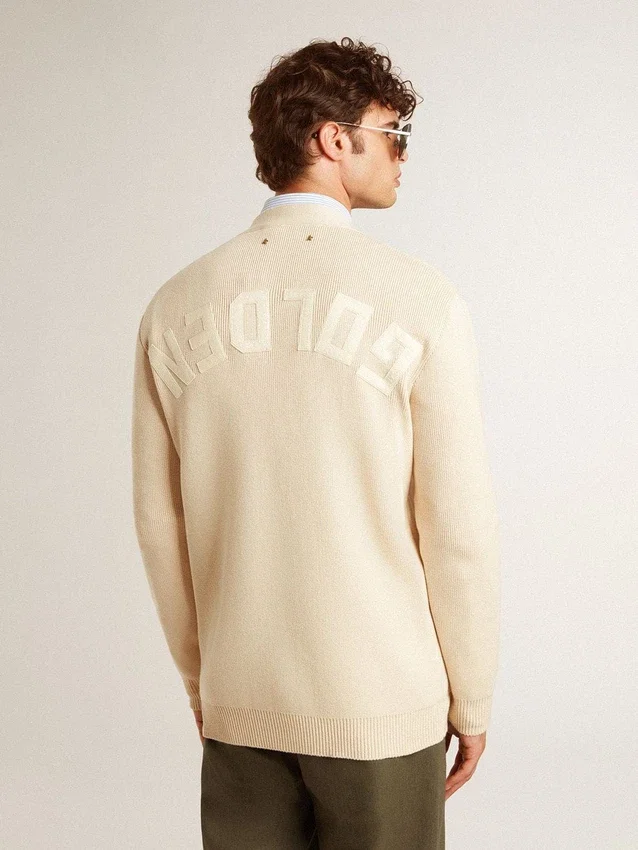 Cardigan beige para hombre con la inscripción «Golden» en la espalda