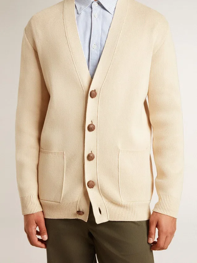 Cardigan beige para hombre con la inscripción «Golden» en la espalda