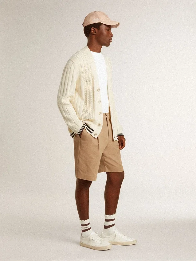 Cardigan de algodón blanco para hombre con diseño de trenzado y ribetes azules