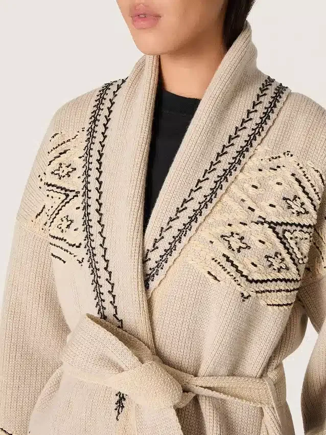 Cardigan de mujer con cinturón en mezcla de lana beige con bordados en contraste