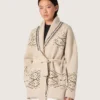Cardigan de mujer con cinturón en mezcla de lana beige con bordados en contraste