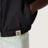 Chaleco para hombre en sarga de algodón azul oscuro con cremallera y etiqueta con estampado de bandera