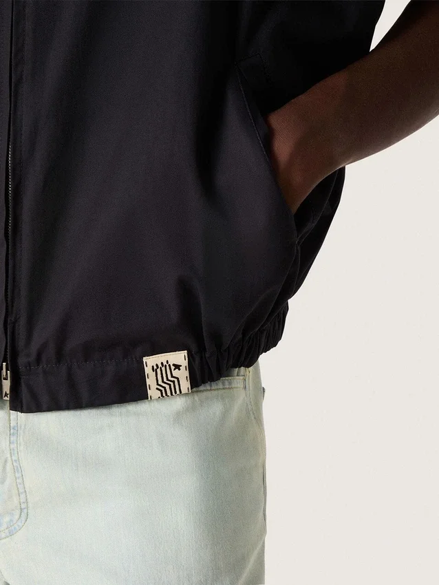 Chaleco para hombre en sarga de algodón azul oscuro con cremallera y etiqueta con estampado de bandera