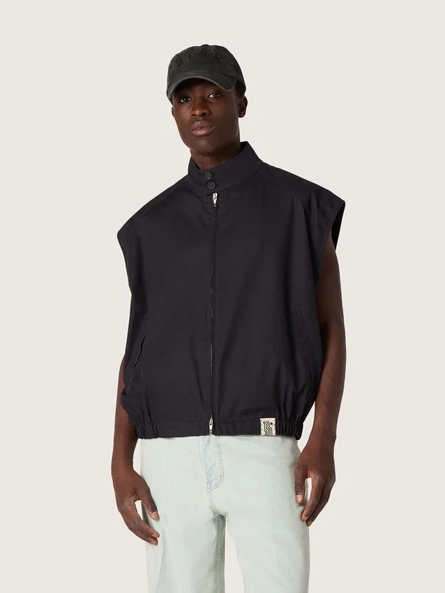 Chaleco para hombre en sarga de algodón azul oscuro con cremallera y etiqueta con estampado de bandera