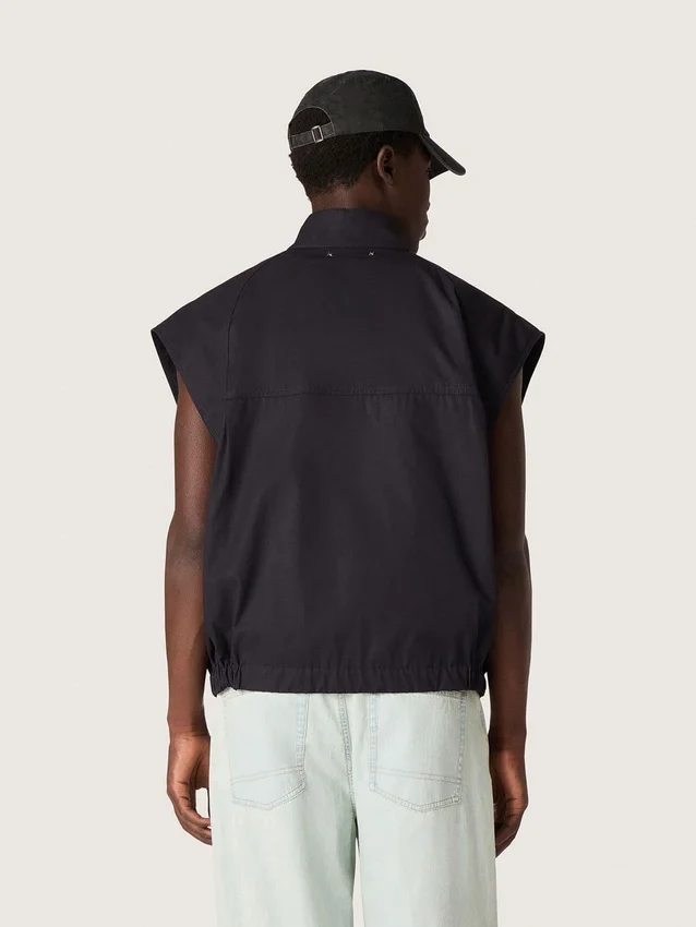 Chaleco para hombre en sarga de algodón azul oscuro con cremallera y etiqueta con estampado de bandera