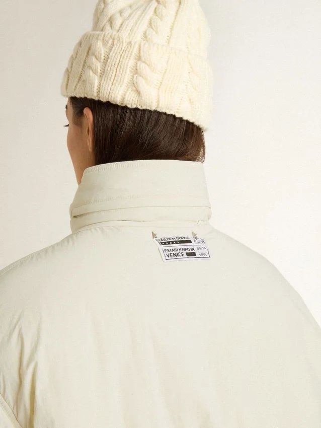 Chaqueta acolchada color crema para mujer