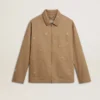 Chaqueta beige para hombre con bordado floral y cremallera completa