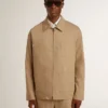 Chaqueta beige para hombre con bordado floral y cremallera completa