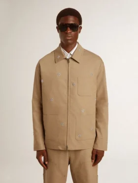 Chaqueta beige para hombre con bordado floral y cremallera completa