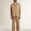 Chaqueta beige para hombre con bordado floral y cremallera completa