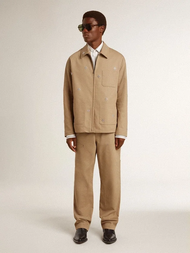 Chaqueta beige para hombre con bordado floral y cremallera completa