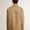 Chaqueta beige para hombre con bordado floral y cremallera completa