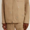 Chaqueta beige para hombre con bordado floral y cremallera completa