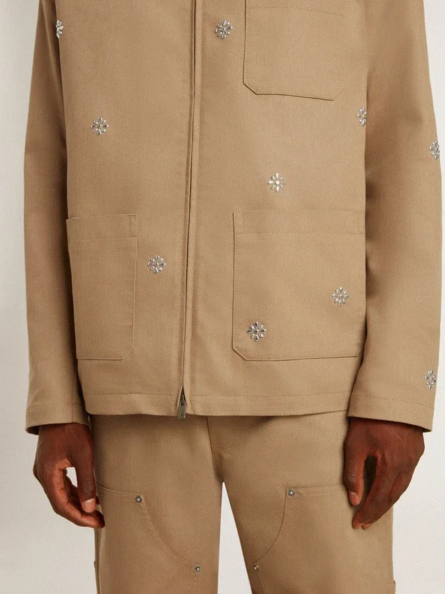 Chaqueta beige para hombre con bordado floral y cremallera completa