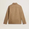 Chaqueta beige para hombre con bordado floral y cremallera completa