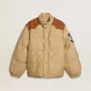 Chaqueta bomber beige con detalles de cuero y parches