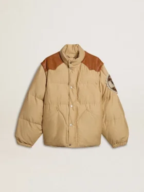 Chaqueta bomber beige con detalles de cuero y parches