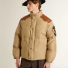 Chaqueta bomber beige con detalles de cuero y parches