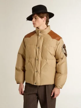 Chaqueta bomber beige con detalles de cuero y parches