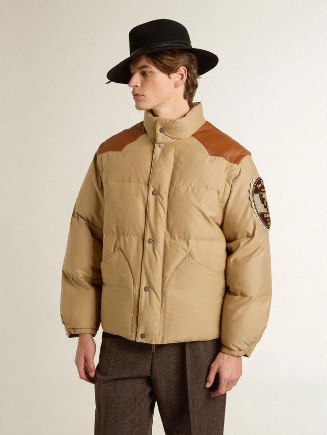Chaqueta bomber beige con detalles de cuero y parches