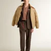 Chaqueta bomber beige con detalles de cuero y parches