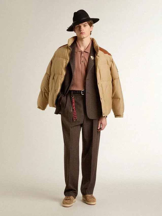 Chaqueta bomber beige con detalles de cuero y parches